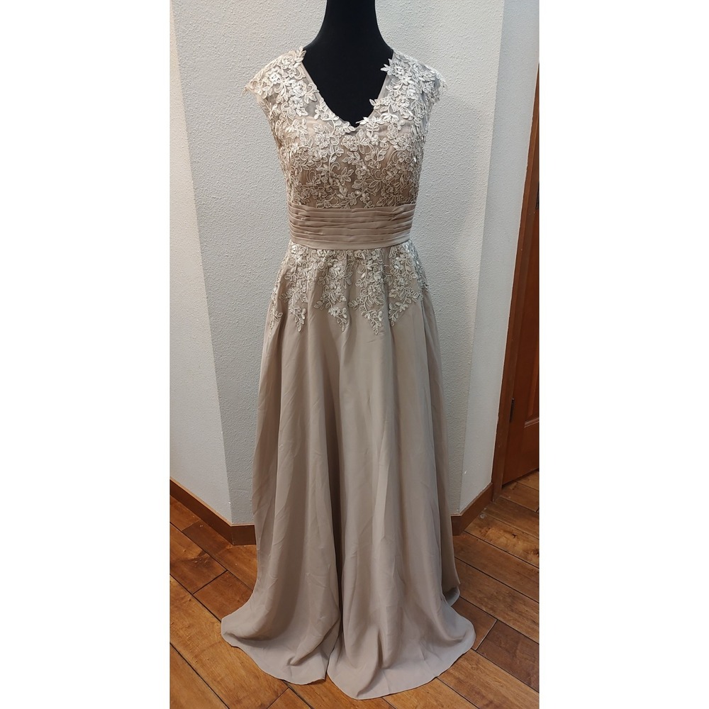 Elegant Lace Wedding Dress in Cream